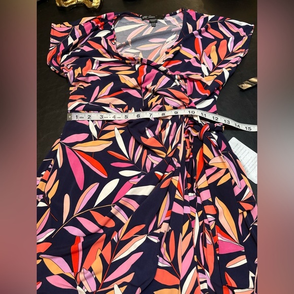 Maggy London Leana Wrap Dress in NV/Fiesta print. NWT size 8P. - Picture 13 of 16